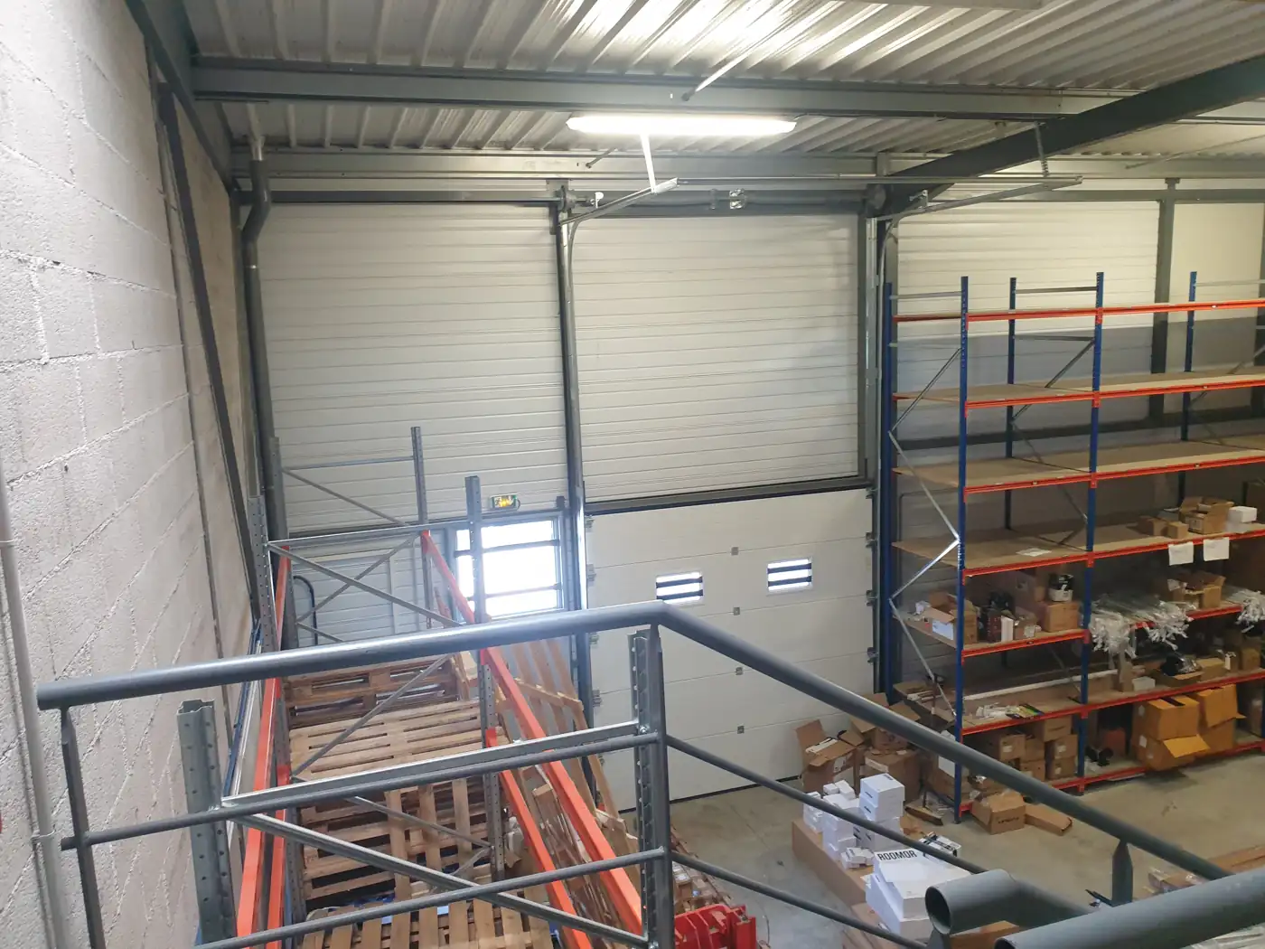 Mezzanine avec rayonnage de stockage, local Camargue 4 Montpellier Mezzanine avec rayonnage de stockage, local Camargue 4 Montpellier