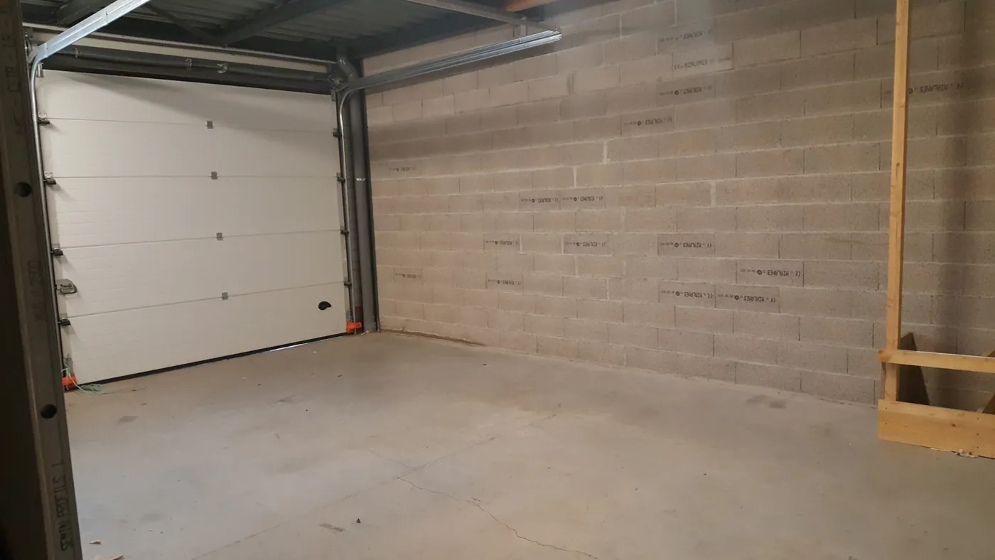 Local d’activité G1-68 de 68 m² avec porte sectionnelle, parc Garosud Montpellier