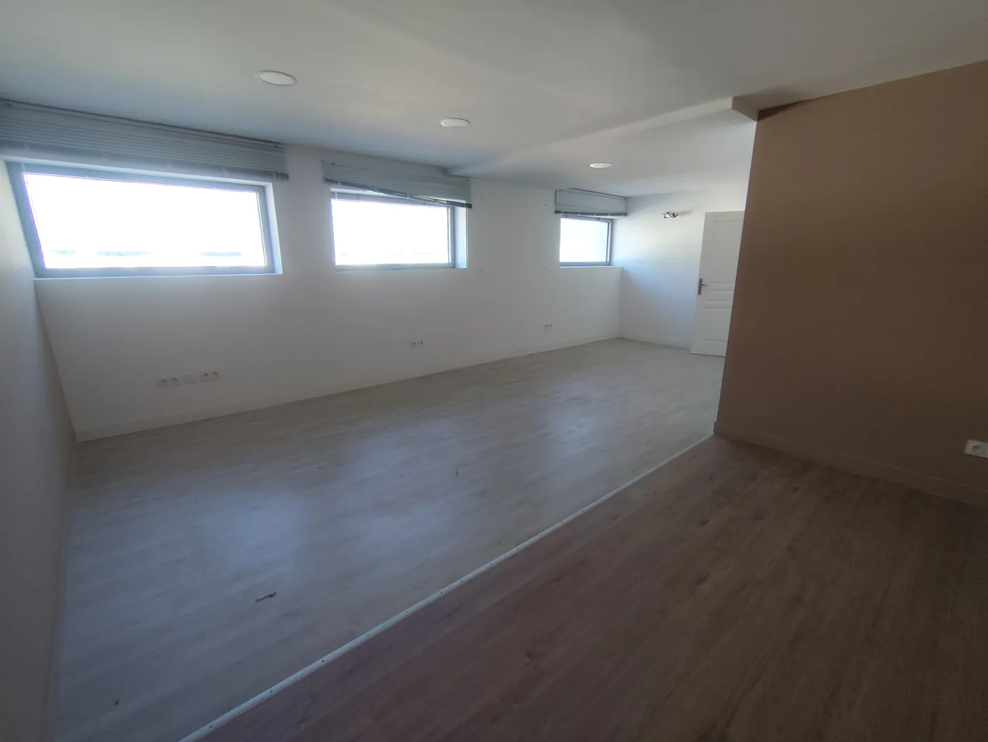 Mezzanine aménagée de 32 m² du local G2-102, éclairage LED, Garosud Montpellier