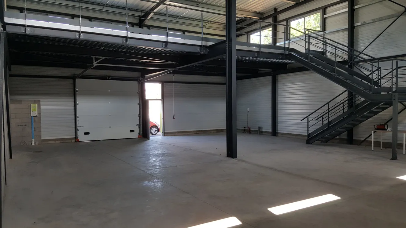 Local d’activité et stockage G2-33 de 273 m² avec porte sectionnelle 3x3 m et mezzanine, Garosud Montpellier Local d’activité et stockage G2-33 de 273 m² avec porte sectionnelle 3x3 m et mezzanine, Garosud Montpellier