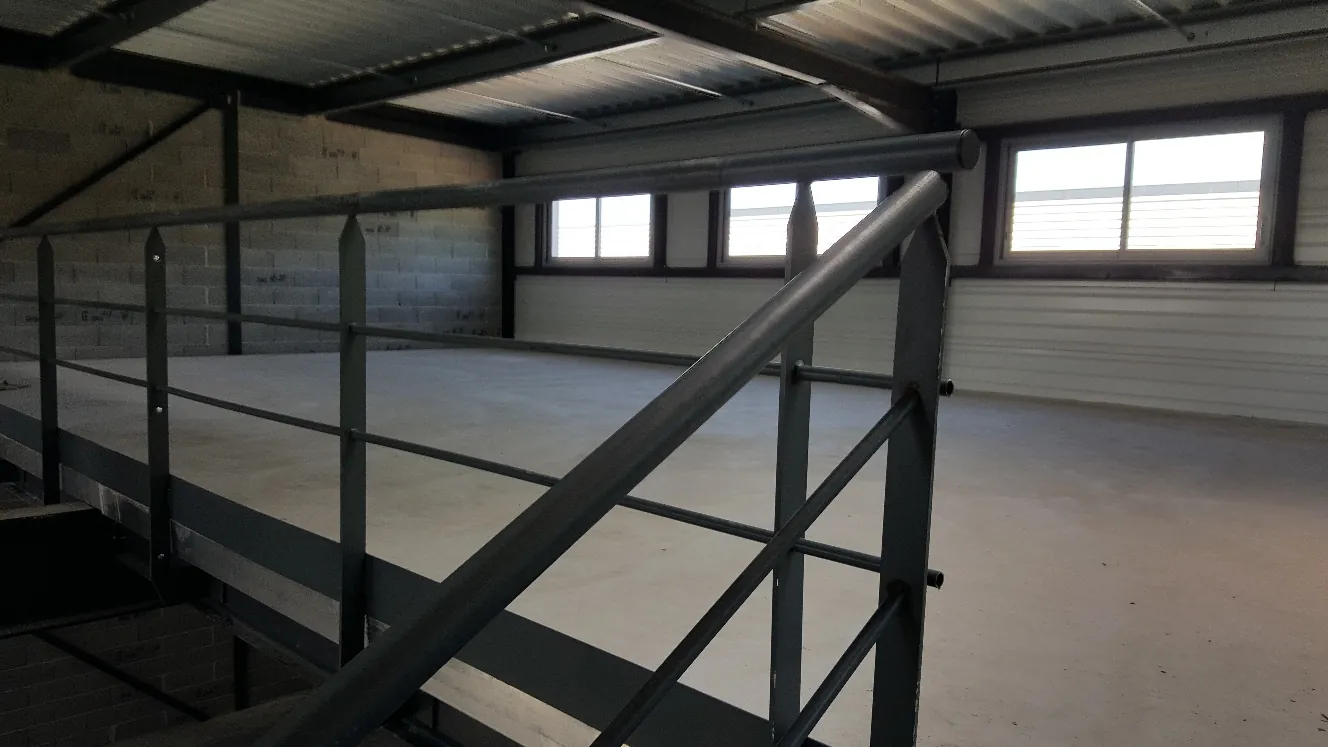 Mezzanine de 82 m² du local G2-33, Garosud Montpellier Mezzanine de 82 m² du local G2-33, Garosud Montpellier
