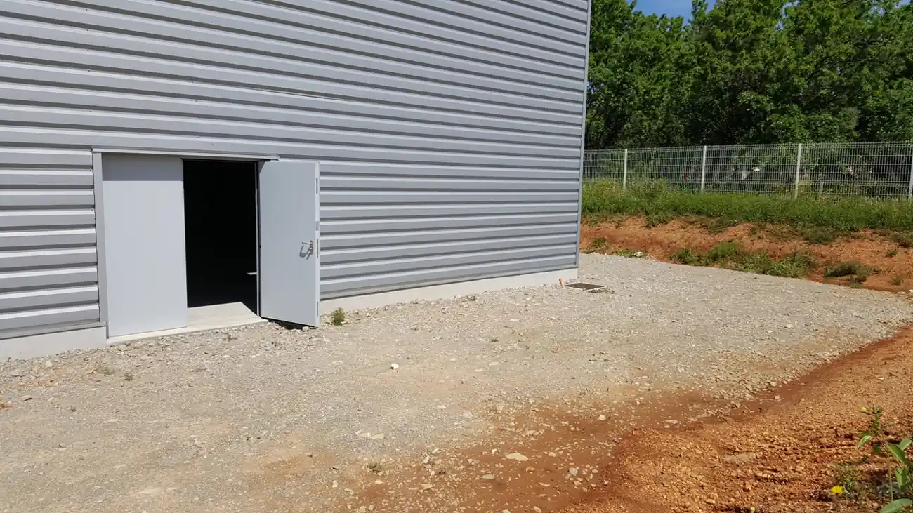 Porte sur cours privative extérieure, local G2-33, Garosud Montpellier Porte sur cours privative extérieure, local G2-33, Garosud Montpellier