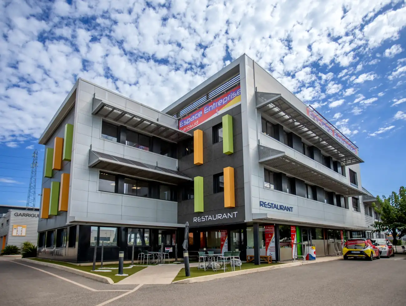 Façade Espace Entreprise Garosud à Montpellier avec restaurant, bureaux et locaux d’activité